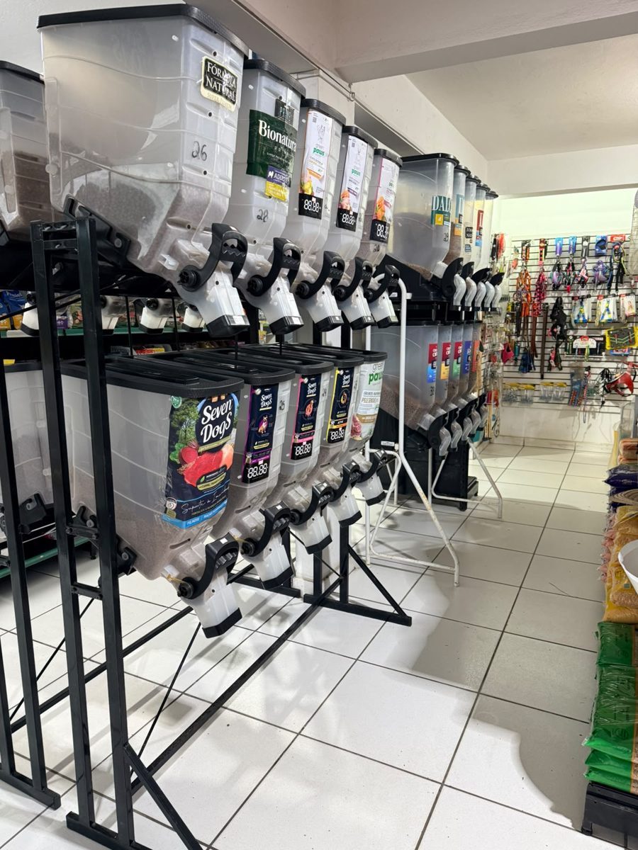 Ração a granel em dispensers na Agropecuária da Quinta, em Barra Velha
